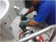 Có thể tự xử lý bồn cầu xuống nước chậm tại nhà không