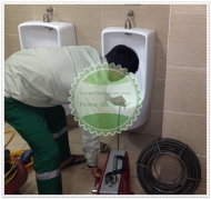 Cách thông bồn cầu bị tắc vật cứng
