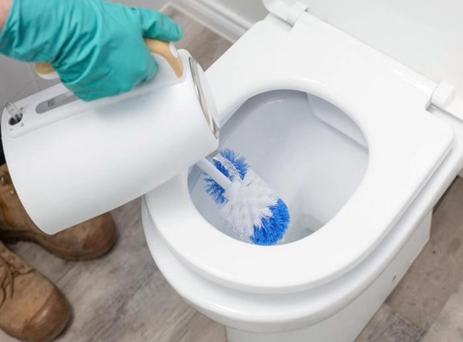 Tẩy trắng bồn cầu bị ố v&agrave;ng với dụng cụ vệ sinh cần thiết