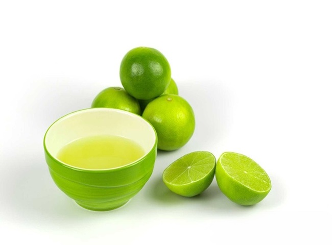 Tẩy trắng bồn cầu sử dụng nước cốt chanh tươi