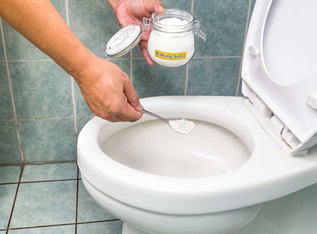 Tẩy trắng bồn cầu bị ố v&agrave;ng sử dụng baking soda