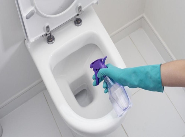 Tẩy trắng bồn cầu bị ố v&agrave;ng với dung dịch tẩy trắng bồn cầu
