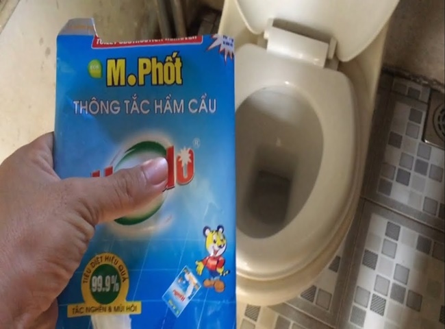 C&aacute;ch l&agrave;m sạch bồn cầu nh&agrave; vệ sinh của bạn bằng bột th&ocirc;ng tắc