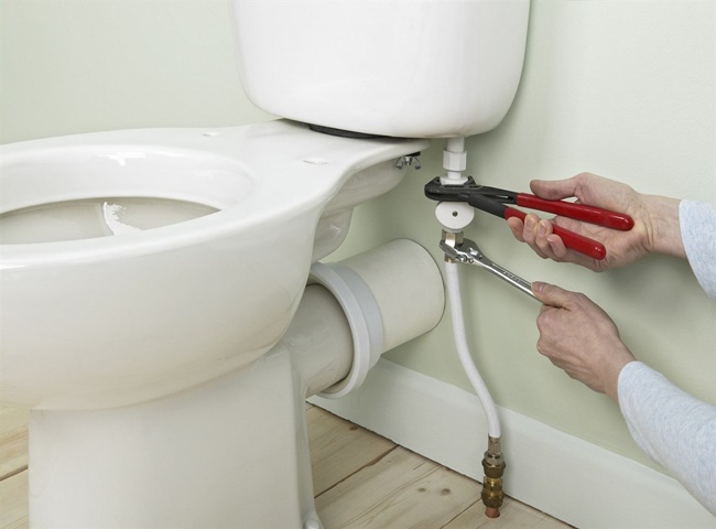 Đường ống qu&aacute; cũ sẽ g&acirc;y ra bồn cầu bị tắc kh&ocirc;ng tho&aacute;t được nước