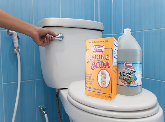 Hỗn hợp giấm v&agrave; baking soda sẽ gi&uacute;p ph&acirc;n hủy chất thải
