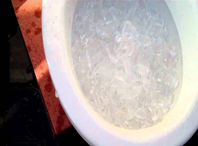 Cho đ&aacute; v&agrave;o bồn cầu gi&uacute;p tăng cường hiệu quả khử m&ugrave;i