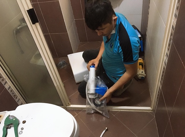 Phao bồn cầu bị hỏng cần thay mới