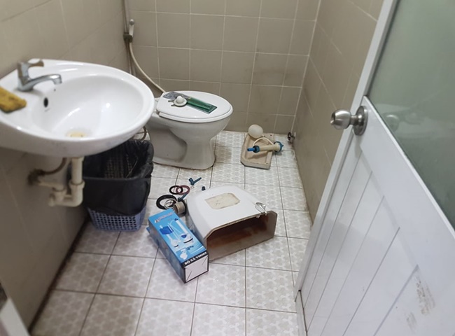 Phao bồn cầu bị cũ v&agrave; kh&ocirc;ng c&ograve;n sử dụng được