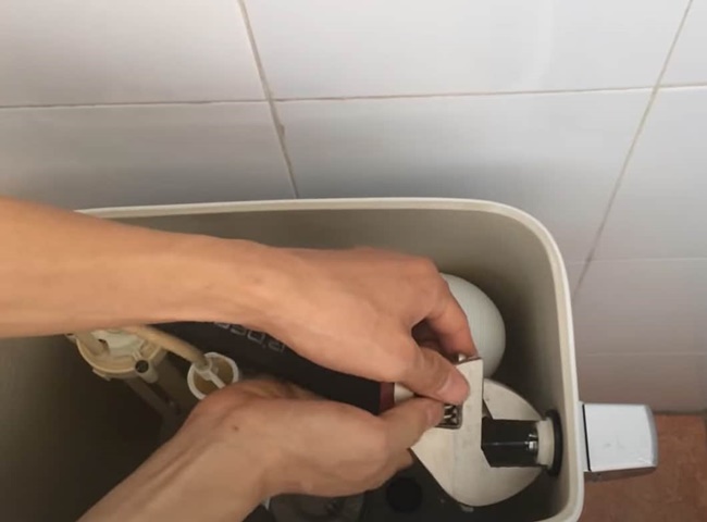 Việc sửa chữa kịp thời phao bồn cầu sẽ gi&uacute;p tiết kiệm tiền