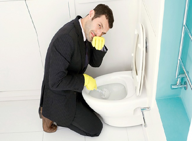 Bồn cầu ph&aacute;t ra m&ugrave;i h&ocirc;i l&agrave; dấu hiệu bị nghẹt