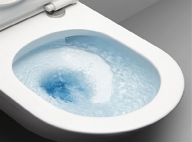 Bồn cầu r&uacute;t nước chậm l&agrave; dấu hiệu bị nghẹt