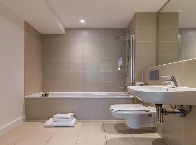 Chi ph&iacute; ốp gạch ảnh hưởng đến việc x&acirc;y dựng nh&agrave; vệ sinh