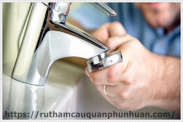 Dịch vụ l&agrave;m sạch rong r&ecirc;u trong ống nước