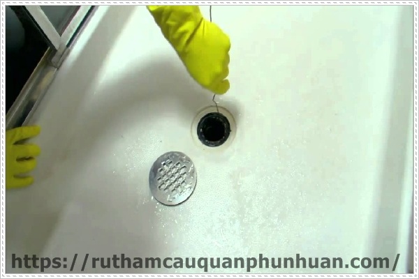 Thông nghẹt chậu rửa mặt bằng móc sắt