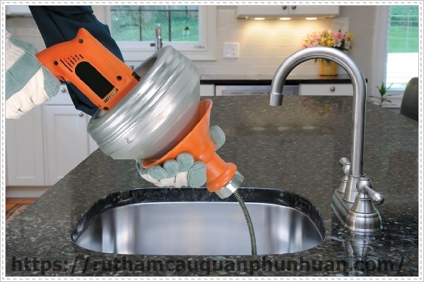 Thông nghẹt chậu rửa mặt bằng khoan đa năng