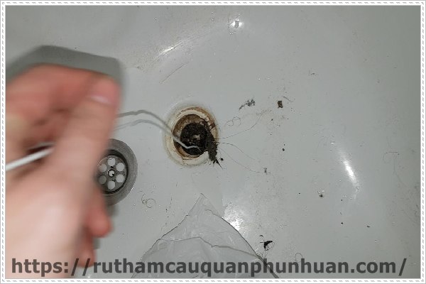 Vì sao chậu rửa mặt bị tắc