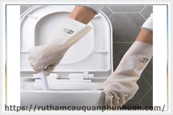 Dọn dẹp vệ sinh bồn cầu