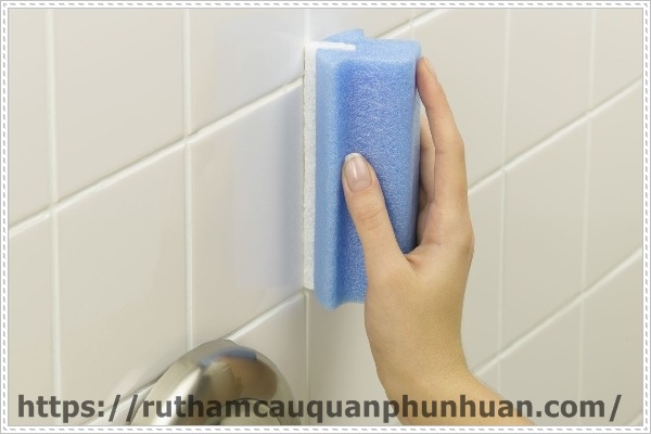 Vệ sinh tường v&agrave; s&agrave;n trong nh&agrave; vệ sinh