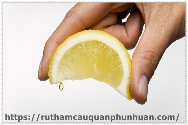Khử m&ugrave;i h&ocirc;i nh&agrave; vệ sinh bằng chanh