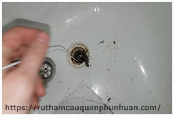 Thông cống nghẹt bằng móc áo