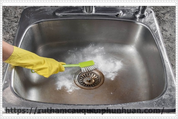 Thông tắc chậu rửa bát bằng baking soda và muối