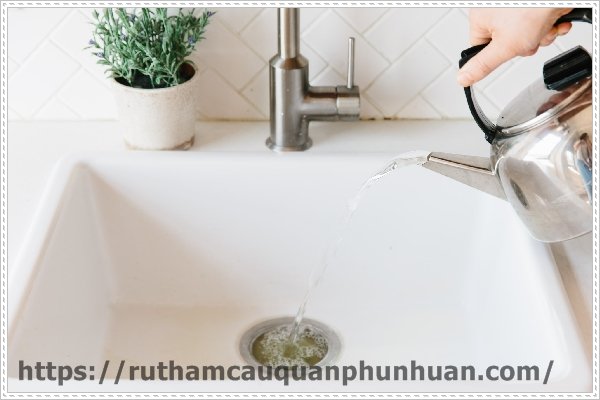 Thông cống nghẹt bằng nước sôi