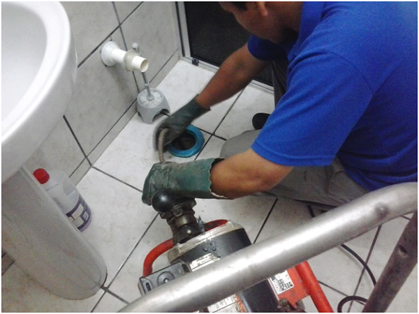 xử l&yacute; bồn cầu xuống nước chậm