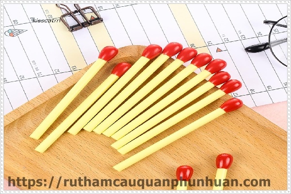 Sử dụng que di&ecirc;m để khử m&ugrave;i h&ocirc;i bồn cầu