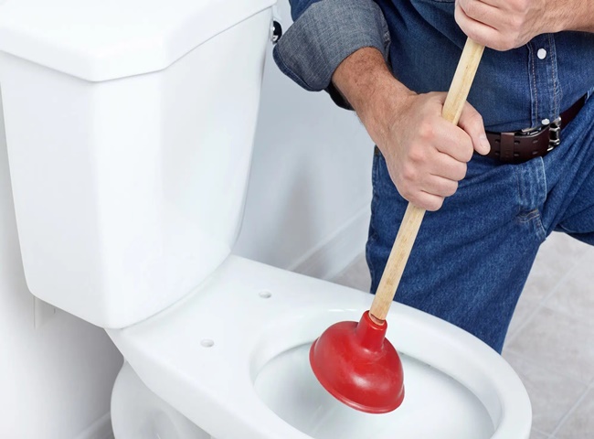 Dịch vụ th&ocirc;ng tắc bồn cầu quận Ph&uacute; Nhuận giải quyết sự cố chỉ 30 ph&uacute;t