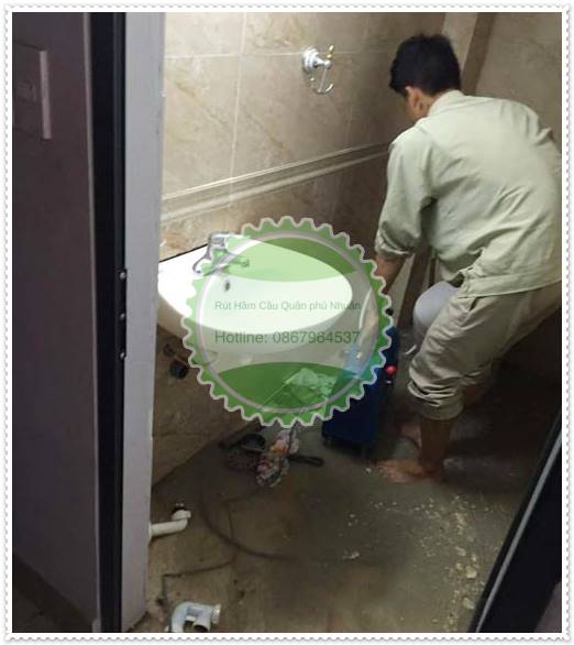 Kiểm tra bồn cầu trước khi sử dụng m&aacute;y l&ograve; xo