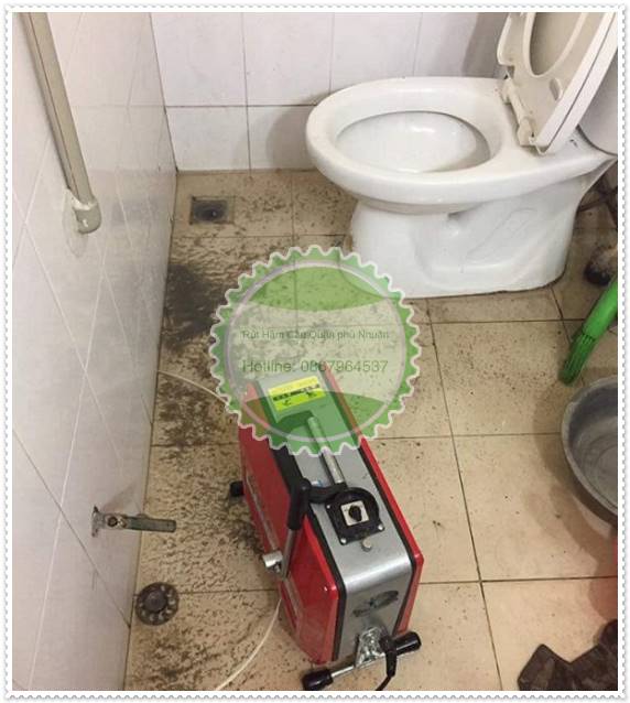 Xử l&yacute; to&agrave;n bộ r&aacute;c thải b&aacute;m xung quanh bồn cầu