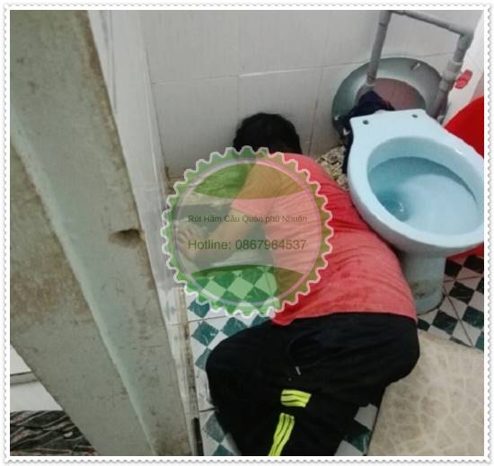 Thông bồn cầu bị tắc vật cứng bằng móc áo