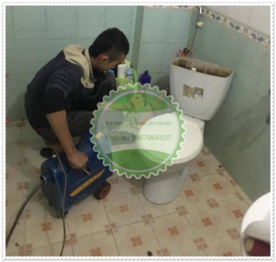 Thông bồn cầu bị tắc vật cứng bằng máy hút bụi công suất lớn
